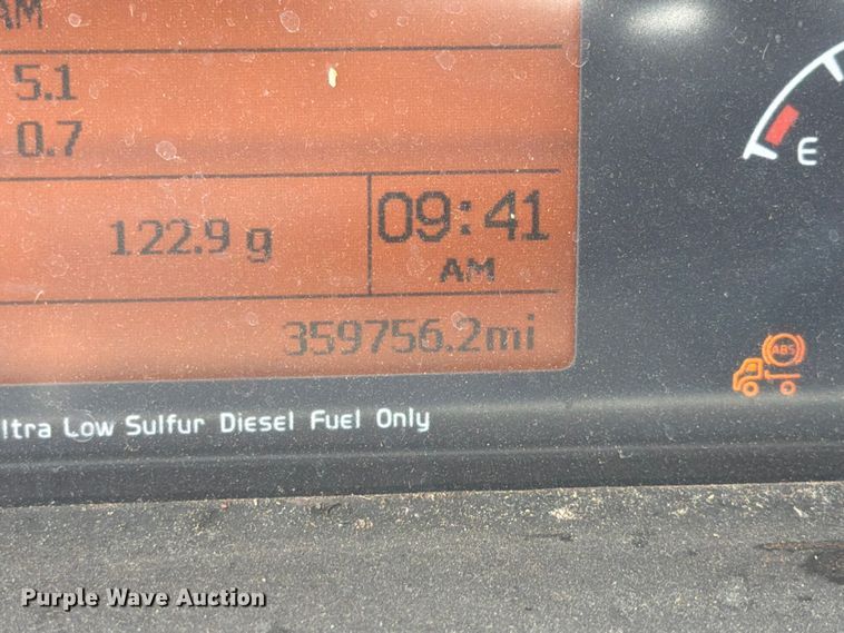 image for item DQ7866 2013 Volvo VNL semi truck