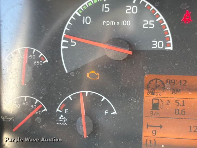 image for item DQ7866 2013 Volvo VNL semi truck