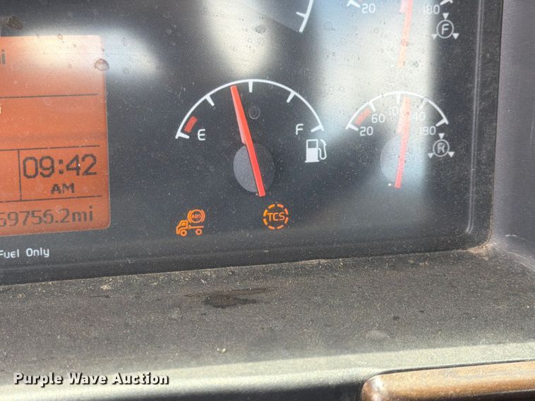 image for item DQ7866 2013 Volvo VNL semi truck