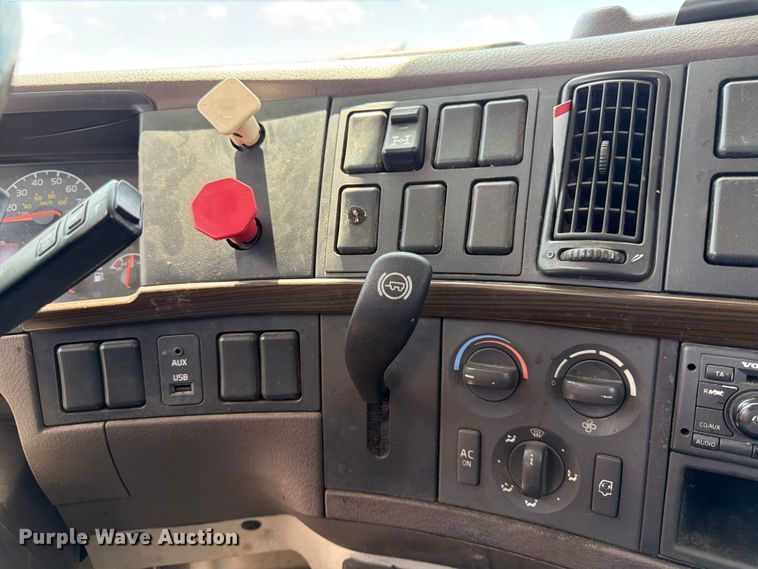image for item DQ7866 2013 Volvo VNL semi truck