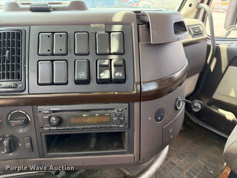 image for item DQ7866 2013 Volvo VNL semi truck