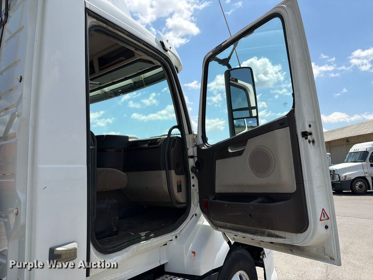 image for item DQ7866 2013 Volvo VNL semi truck