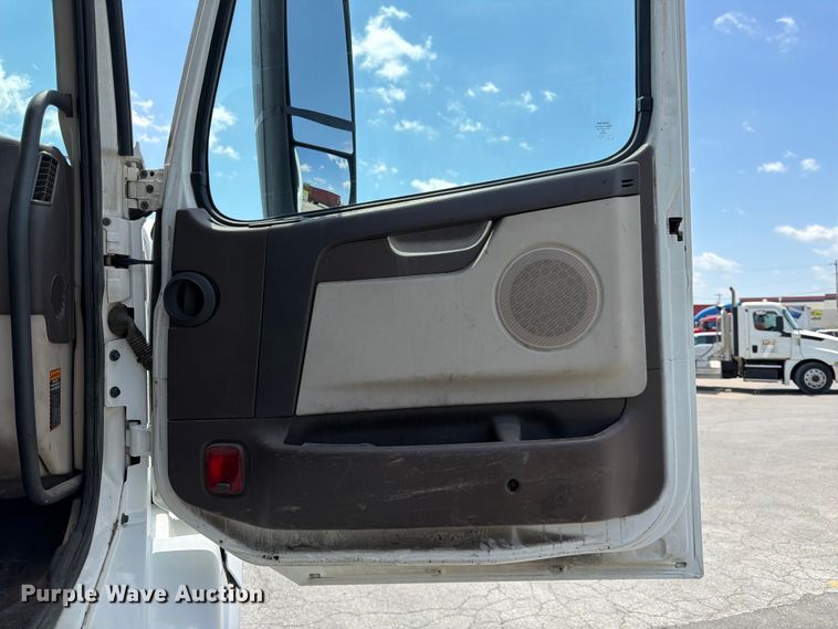 image for item DQ7866 2013 Volvo VNL semi truck