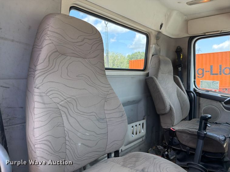 image for item DQ7866 2013 Volvo VNL semi truck