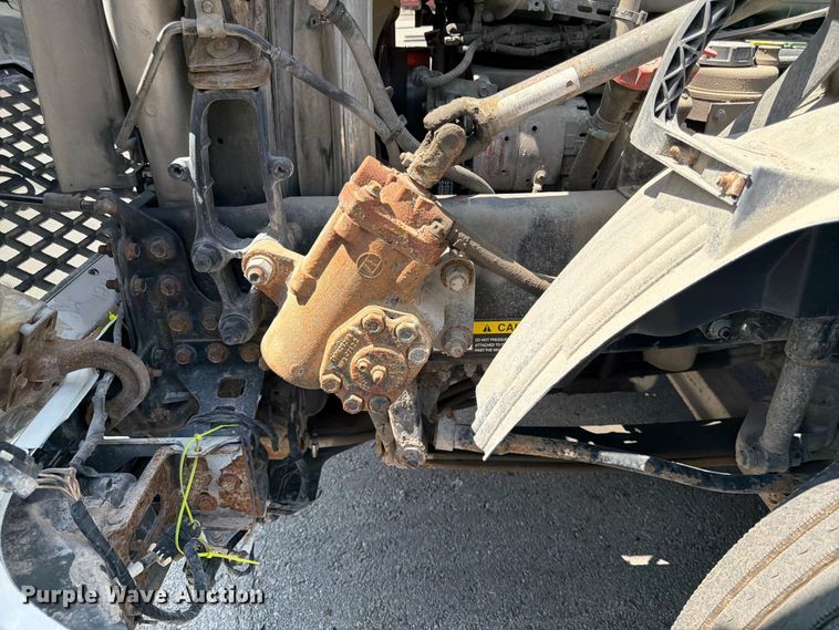 image for item DQ7866 2013 Volvo VNL semi truck