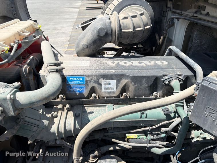 image for item DQ7866 2013 Volvo VNL semi truck