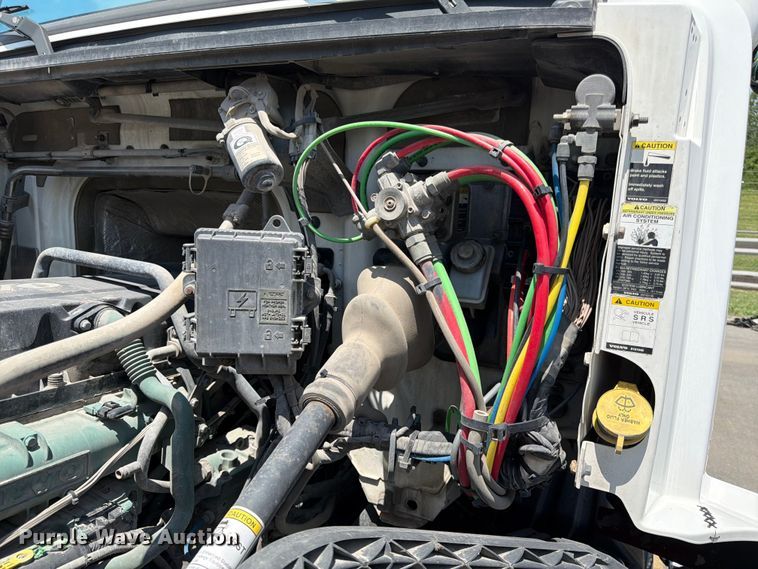 image for item DQ7866 2013 Volvo VNL semi truck