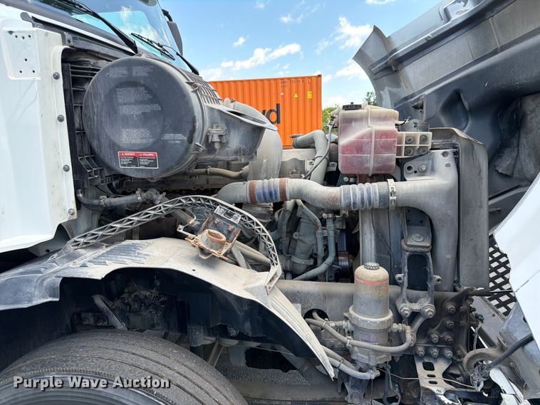 image for item DQ7866 2013 Volvo VNL semi truck