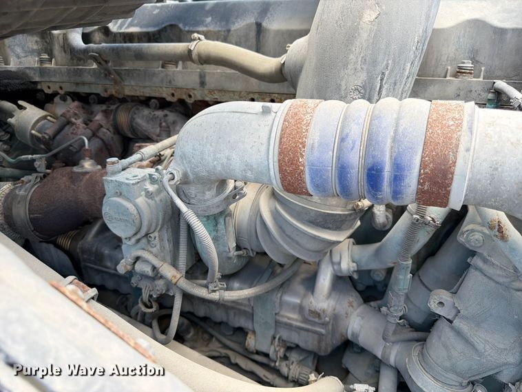 image for item DQ7866 2013 Volvo VNL semi truck