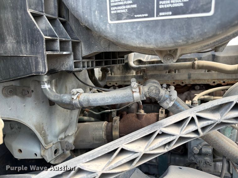 image for item DQ7866 2013 Volvo VNL semi truck