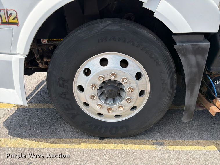 image for item DQ7866 2013 Volvo VNL semi truck