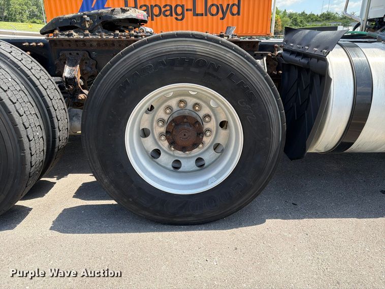 image for item DQ7866 2013 Volvo VNL semi truck