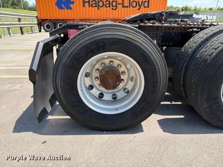 image for item DQ7866 2013 Volvo VNL semi truck