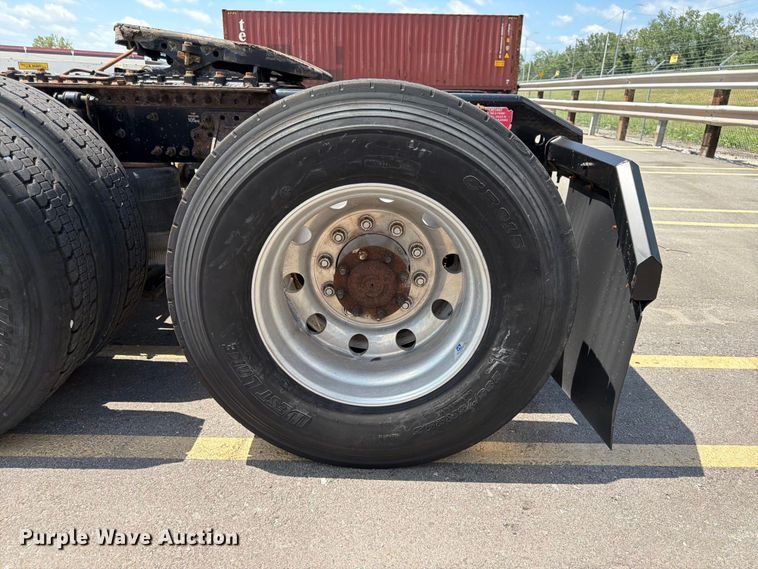 image for item DQ7866 2013 Volvo VNL semi truck