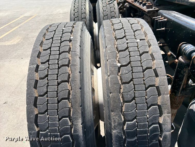 image for item DQ7866 2013 Volvo VNL semi truck