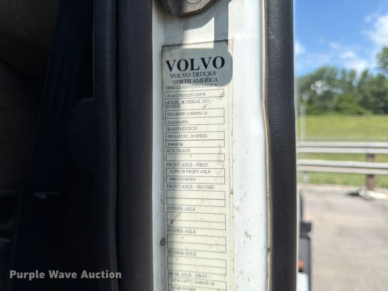 image for item DQ7866 2013 Volvo VNL semi truck