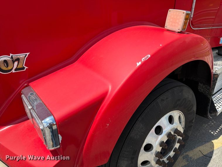 image for item DQ7867 2005 Kenworth T800 semi truck