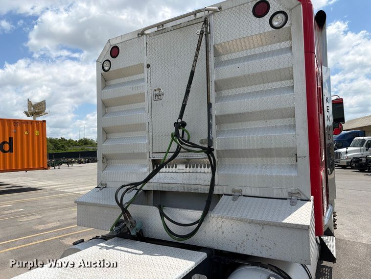 image for item DQ7867 2005 Kenworth T800 semi truck