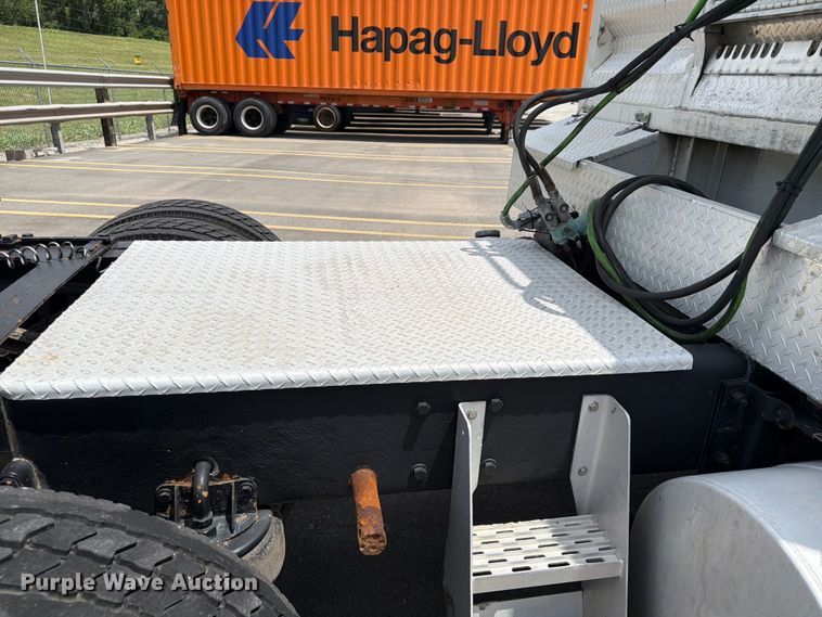 image for item DQ7867 2005 Kenworth T800 semi truck