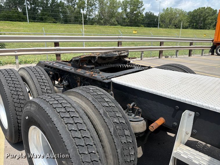 image for item DQ7867 2005 Kenworth T800 semi truck