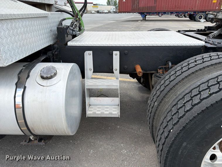 image for item DQ7867 2005 Kenworth T800 semi truck