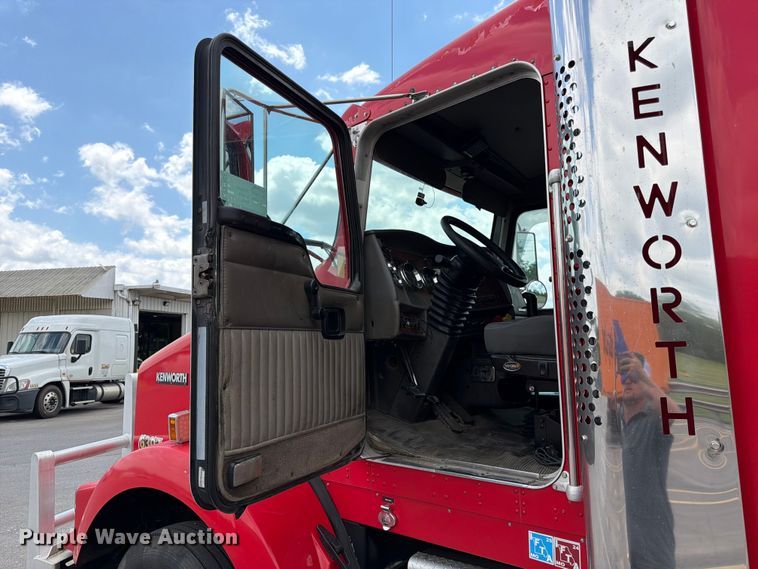 image for item DQ7867 2005 Kenworth T800 semi truck