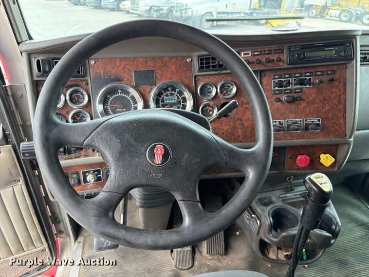 image for item DQ7867 2005 Kenworth T800 semi truck