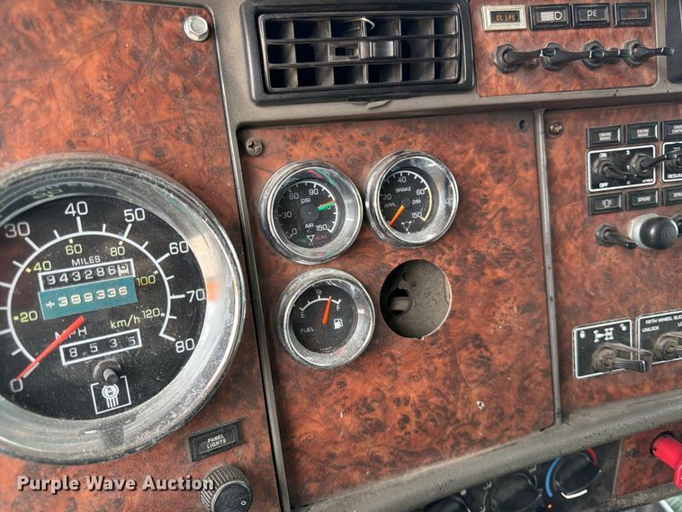 image for item DQ7867 2005 Kenworth T800 semi truck