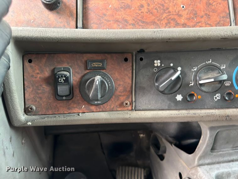 image for item DQ7867 2005 Kenworth T800 semi truck