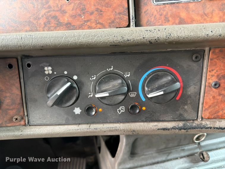image for item DQ7867 2005 Kenworth T800 semi truck