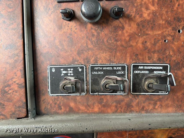 image for item DQ7867 2005 Kenworth T800 semi truck