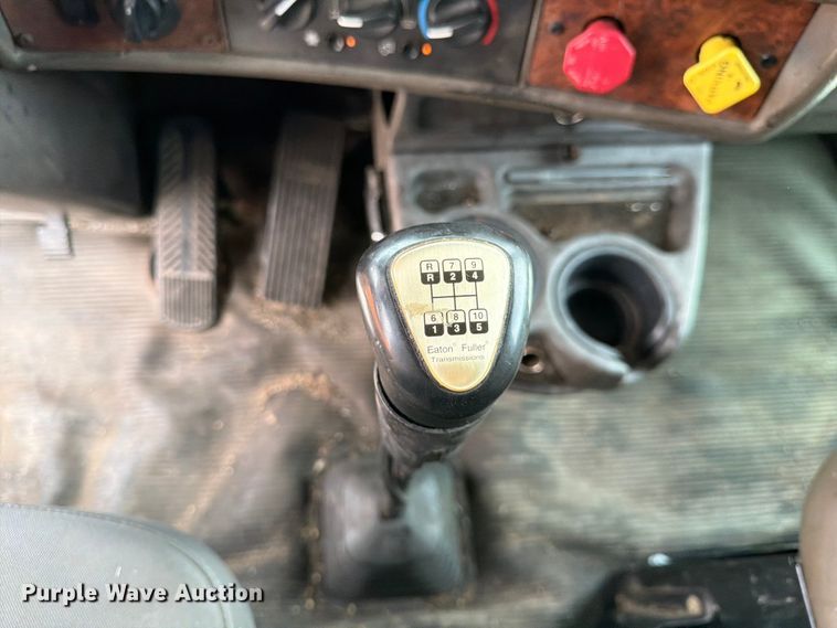 image for item DQ7867 2005 Kenworth T800 semi truck