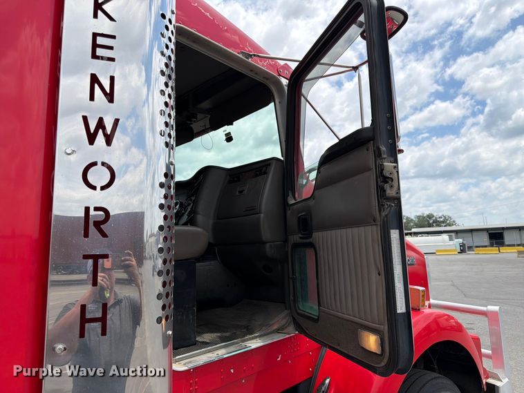 image for item DQ7867 2005 Kenworth T800 semi truck
