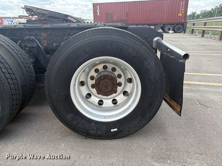 image for item DQ7867 2005 Kenworth T800 semi truck