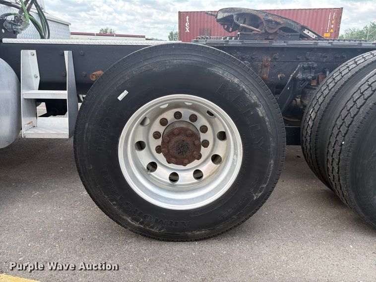 image for item DQ7867 2005 Kenworth T800 semi truck
