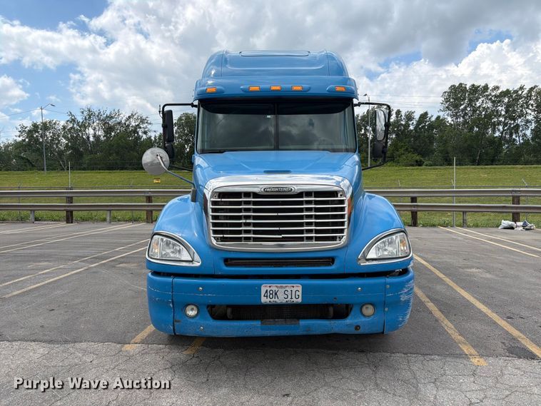 image for item DQ7868 2005 Freightliner Columbia semi truck