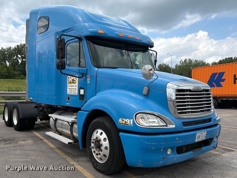 image for item DQ7868 2005 Freightliner Columbia semi truck