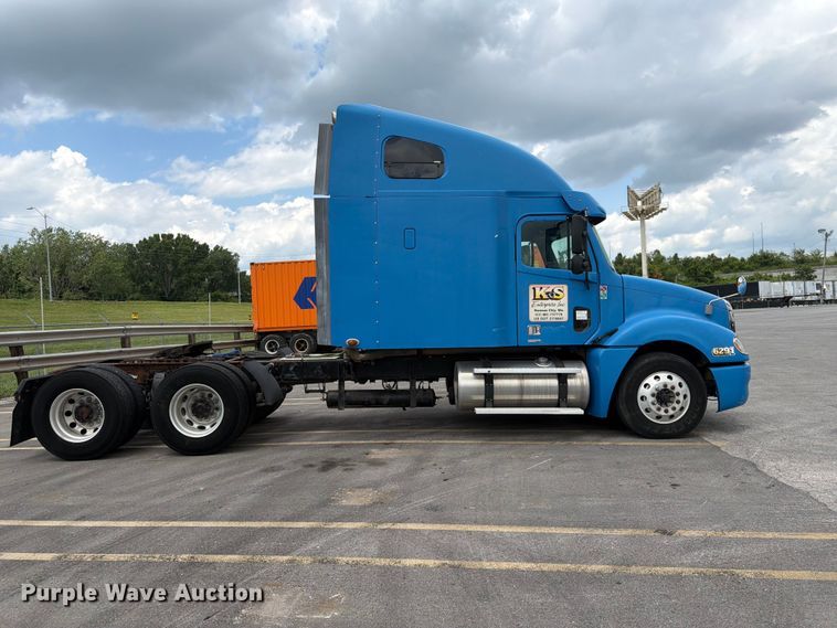 image for item DQ7868 2005 Freightliner Columbia semi truck