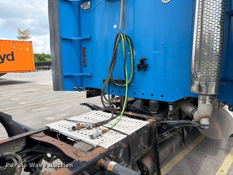 image for item DQ7868 2005 Freightliner Columbia semi truck