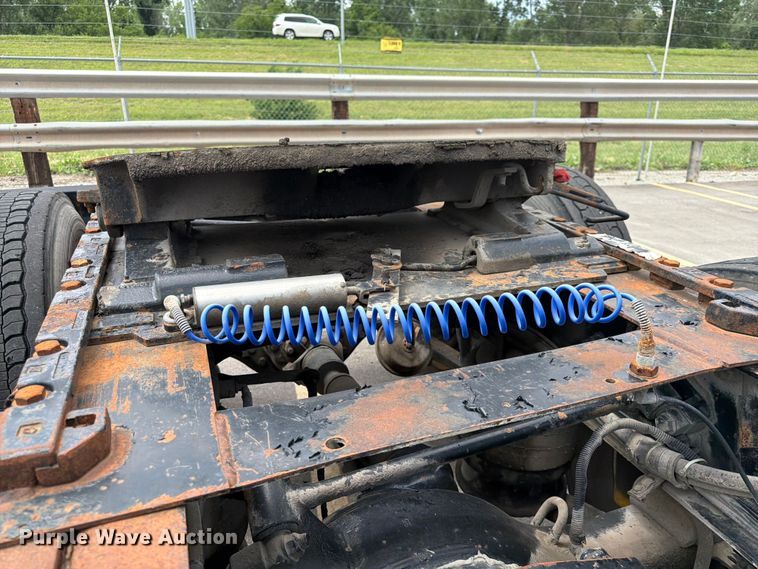 image for item DQ7868 2005 Freightliner Columbia semi truck