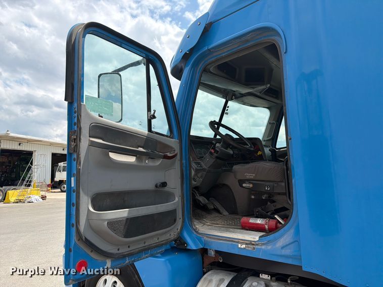 image for item DQ7868 2005 Freightliner Columbia semi truck
