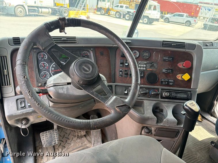 image for item DQ7868 2005 Freightliner Columbia semi truck