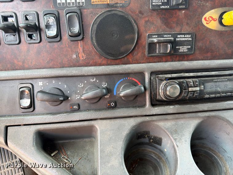 image for item DQ7868 2005 Freightliner Columbia semi truck
