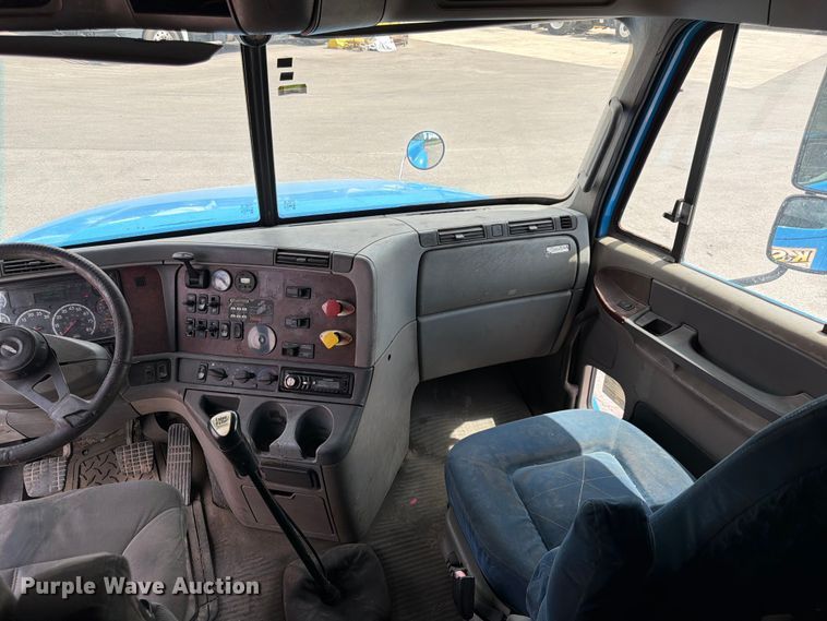 image for item DQ7868 2005 Freightliner Columbia semi truck