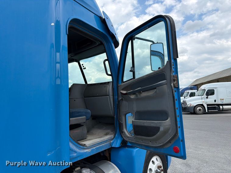 image for item DQ7868 2005 Freightliner Columbia semi truck