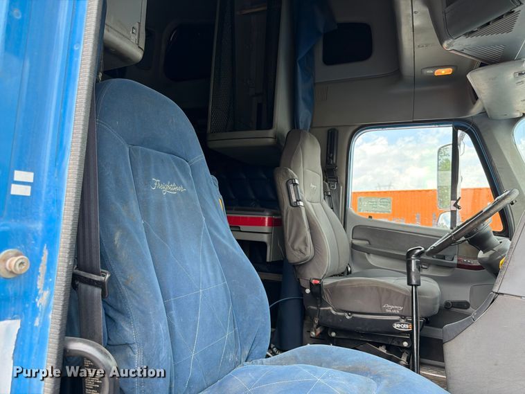 image for item DQ7868 2005 Freightliner Columbia semi truck