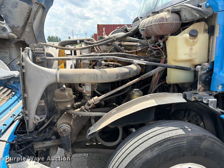 image for item DQ7868 2005 Freightliner Columbia semi truck