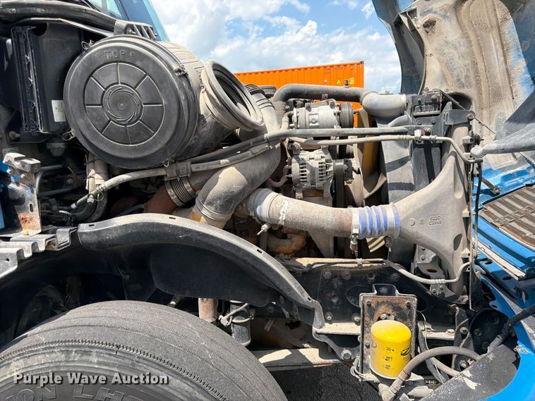 image for item DQ7868 2005 Freightliner Columbia semi truck