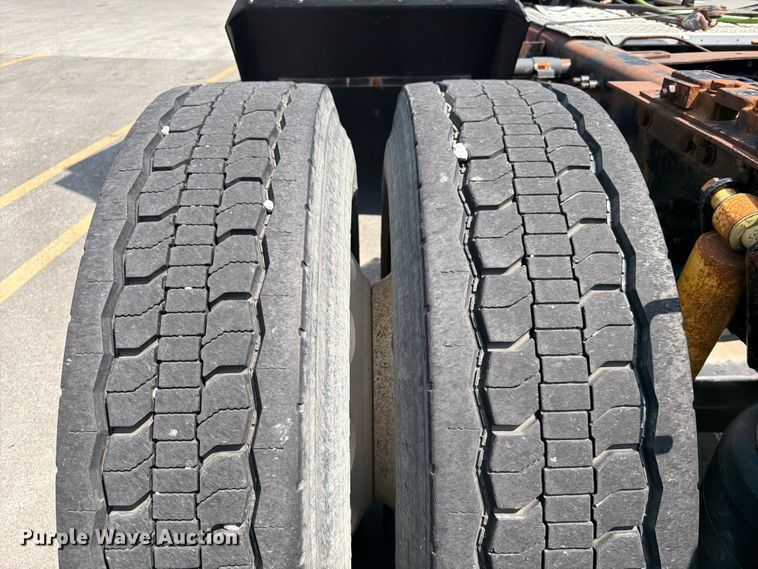 image for item DQ7868 2005 Freightliner Columbia semi truck