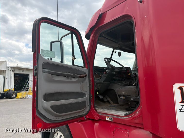image for item DQ7869 2006 Freightliner CST120 semi truck